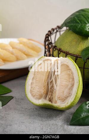 Frischer Pomelo auf grauem Zement-Hintergrund für Mid-Autumn Festival Fruit. Stockfoto