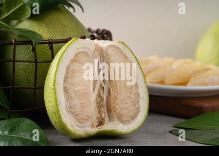 Frischer Pomelo auf grauem Zement-Hintergrund für Mid-Autumn Festival Fruit. Stockfoto