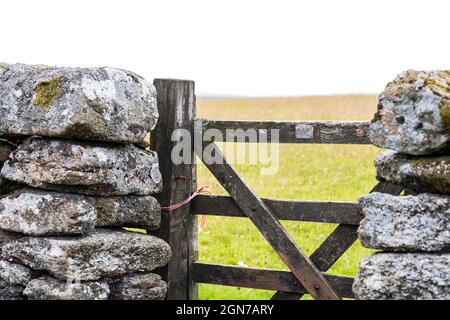 Fußweg Tor in einer traditionellen Dry Stone Wall Dartmoor Devon England Stockfoto