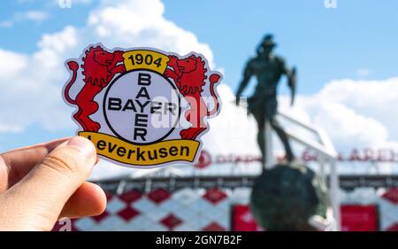 14. Juni 2021, Leverkusen, Deutschland. Das Emblem des Fußballvereins Bayer 04 Leverkusen vor dem Hintergrund eines modernen Stadions. Stockfoto