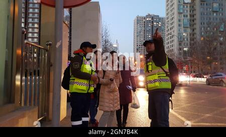 (210923) -- PEKING, 23. September 2021 (Xinhua) -- Freiwillige des Pekinger Freiwilligendienstes für Notfälle sprechen mit Passanten, um Hinweise auf die verlorenen Senioren mit Alzheimer-Krankheit in Peking, der Hauptstadt Chinas, zu sortieren, 14. Januar 2017. ZUM THEMA „Feature: Verloren und gefunden für geliebte Menschen, die an der Alzheimer-Krankheit leiden“ (Freiwillige Rettungsdienststelle Peking/Handout über Xinhua) Stockfoto