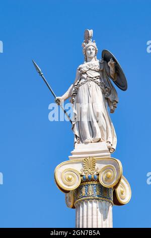 ATHEN, GRIECHENLAND - 21. Sep 2021: Göttin Athene, Statue im Zentrum von Athen, Universität, Athen, Griechenland. Stockfoto