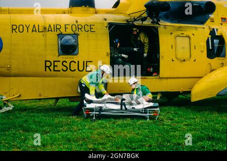 Sanitäter tragen einen simulierten verletzten Passagier während einer Zivilverteidigungsübung zu einem wartenden Hubschrauber. Stockfoto