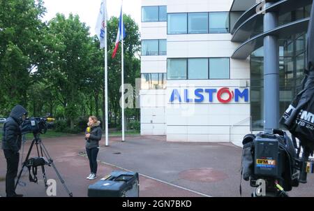 (210923) -- PEKING, 23. September 2021 (Xinhua) -- das Aktenfoto zeigt Journalisten, die am 27. April 2014 am Hauptsitz von Alstom in Levallois-Perret, außerhalb von Paris, Frankreich, berichtet haben. (Xinhua/Li Genxing) Stockfoto