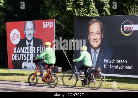 Plakate zur Bundestagswahl 2021 mit den beiden Kanzlerkandidaten Olaf Scholz SPD (links) und Armin Laschet CDU am Straßenrand in Oberhausen, 23. September 2021 -- - Plakate zur Bundestagswahl 2021 mit den beiden Kanzlerkandidaten Olaf Scholz SPD (links) und Armin Laschet CDU am Straßenrand in Oberhausen, 23.09.2021 Stockfoto