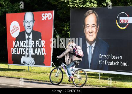 Plakate zur Bundestagswahl 2021 mit den beiden Kanzlerkandidaten Olaf Scholz SPD (links) und Armin Laschet CDU am Straßenrand in Oberhausen, 23. September 2021 -- - Plakate zur Bundestagswahl 2021 mit den beiden Kanzlerkandidaten Olaf Scholz SPD (links) und Armin Laschet CDU am Straßenrand in Oberhausen, 23.09.2021 Stockfoto