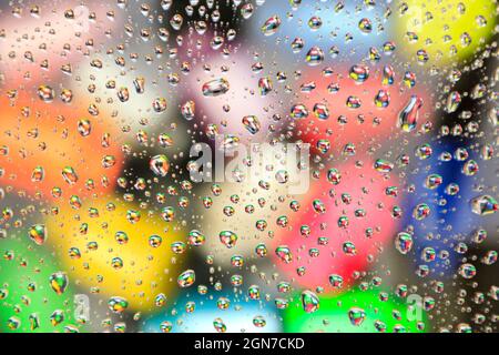 Mehrfarbiger Hintergrund mit Wassertropfen Stockfoto
