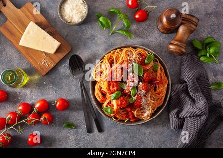 Spaghetti mit hackbällchen und Tomatensauce, italienische Pasta Stockfoto