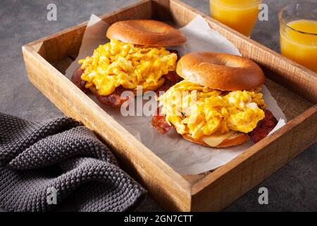 Frühstück Ei und Speck Sandwich auf Bagel mit Käse Stockfoto