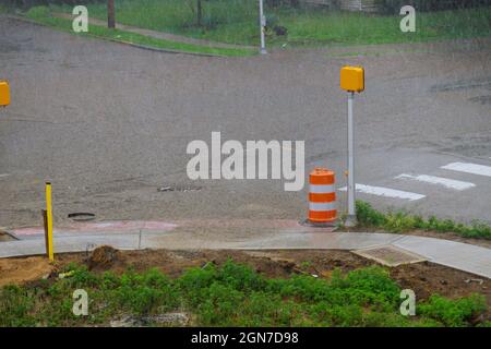 Strömung des Wassers während eines starken Hurrikans im Sturm Strömung des Wassers bei starkem Regen auf der Straße Stockfoto