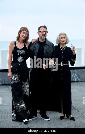 23. September 2021, Madrid, Madrid, Spanien: Almudena Amor, Vera Valdez, Paco Plaza, besuchte am 23. September 2021 im Kursaal Palace in Donostia / San Sebastian, Spanien, die „Großmutter“ Photocall während des 69. San Sebastian International Film Festivals (Foto: © Jack Abuin/ZUMA Press Wire) Stockfoto