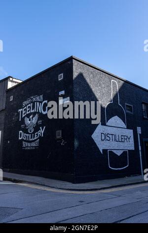 DUBLIN, IRLAND - 21. Mär 2021: Dublin, Irland, Teeling Whiskey Distillery unter dem blauen Himmel Stockfoto