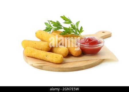 Brett mit leckeren Käsestäbchen isoliert auf weißem Hintergrund Stockfoto