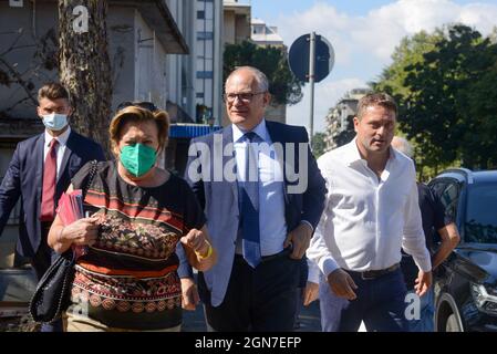 Il candidaco sindaco Roberto Gualtieri in visita al mercato di Casal Bruciato durante Il candidaco del centrosinistra, Roberto Gualtieri, visita il mercato di Casal Bruciato insieme a Massimiliano Umberti, candidato presidente del IV municipio, Nachrichten in Roma, Italia, 23 settembre 2021 Stockfoto