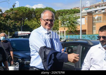 Il candidaco sindaco Roberto Gualtieri in visita al mercato di Casal Bruciato durante Il candidaco del centrosinistra, Roberto Gualtieri, visita il mercato di Casal Bruciato insieme a Massimiliano Umberti, candidato presidente del IV municipio, Nachrichten in Roma, Italia, 23 settembre 2021 Stockfoto