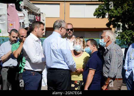 Il candidaco sindaco Roberto Gualtieri in visita al mercato di Casal Bruciato durante Il candidaco del centrosinistra, Roberto Gualtieri, visita il mercato di Casal Bruciato insieme a Massimiliano Umberti, candidato presidente del IV municipio, Nachrichten in Roma, Italia, 23 settembre 2021 Stockfoto