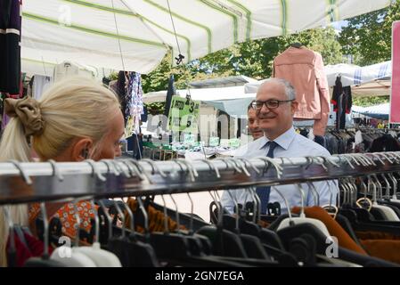 Il candidaco sindaco Roberto Gualtieri in visita al mercato di Casal Bruciato durante Il candidaco del centrosinistra, Roberto Gualtieri, visita il mercato di Casal Bruciato insieme a Massimiliano Umberti, candidato presidente del IV municipio, Nachrichten in Roma, Italia, 23 settembre 2021 Stockfoto