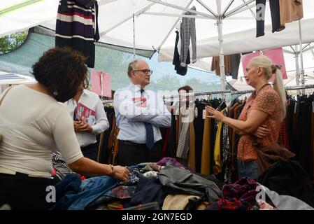 Il candidaco sindaco Roberto Gualtieri in visita al mercato di Casal Bruciato durante Il candidaco del centrosinistra, Roberto Gualtieri, visita il mercato di Casal Bruciato insieme a Massimiliano Umberti, candidato presidente del IV municipio, Nachrichten in Roma, Italia, 23 settembre 2021 Stockfoto