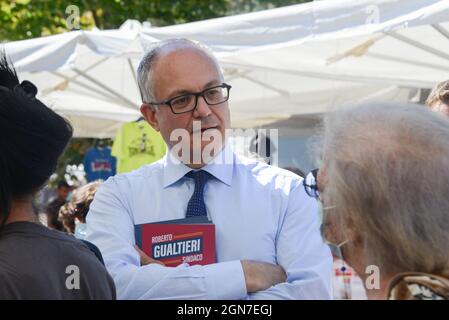 Il candidaco sindaco Roberto Gualtieri in visita al mercato di Casal Bruciato durante Il candidaco del centrosinistra, Roberto Gualtieri, visita il mercato di Casal Bruciato insieme a Massimiliano Umberti, candidato presidente del IV municipio, Nachrichten in Roma, Italia, 23 settembre 2021 Stockfoto