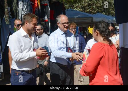 massimiliano Umberti (a sinistra) e Roberto Gualtieri (a destra), in visita al mercato di Casal Bruciato durante Il candidaco del centrosinistra, Roberto Gualtieri, visita il mercato di Casal Bruciato insieme a Massimiliano Umberti, candidato presidente del IV municipio, Nachrichten in Roma, Italia 2021, 23 settembre Stockfoto