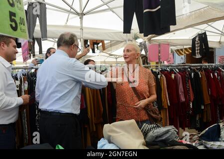 Il candidaco sindaco Roberto Gualtieri in visita al mercato di Casal Bruciato durante Il candidaco del centrosinistra, Roberto Gualtieri, visita il mercato di Casal Bruciato insieme a Massimiliano Umberti, candidato presidente del IV municipio, Nachrichten in Roma, Italia, 23 settembre 2021 Stockfoto