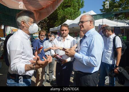 Il candidaco sindaco Roberto Gualtieri in visita al mercato di Casal Bruciato durante Il candidaco del centrosinistra, Roberto Gualtieri, visita il mercato di Casal Bruciato insieme a Massimiliano Umberti, candidato presidente del IV municipio, Nachrichten in Roma, Italia, 23 settembre 2021 Stockfoto