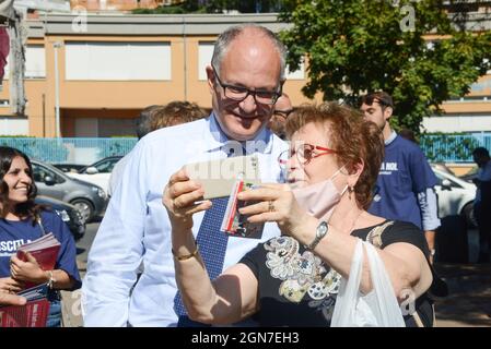 Il candidaco sindaco Roberto Gualtieri in visita al mercato di Casal Bruciato durante Il candidaco del centrosinistra, Roberto Gualtieri, visita il mercato di Casal Bruciato insieme a Massimiliano Umberti, candidato presidente del IV municipio, Nachrichten in Roma, Italia, 23 settembre 2021 Stockfoto