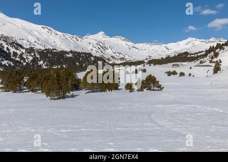 Landschaft mit viel Schnee auf Lukmanier im Tessin, auf den Schweizer alpen. Keine Leute drin Stockfoto