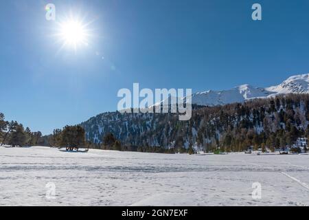 Landschaft mit viel Schnee auf Lukmanier im Tessin, auf den Schweizer alpen. Keine Leute drin Stockfoto