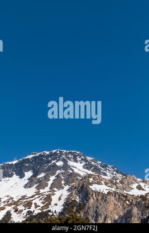 Panorama mit viel Schnee auf Lukmanier im Tessin, auf die Schweizer Alpen. Schöne Nahaufnahme des Berges und blauer Himmel. Niemand drinnen Stockfoto