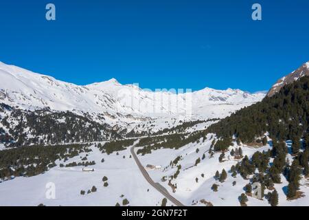 Panorama mit viel Schnee auf Lukmanier im Tessin, auf die Schweizer Alpen. Schöne Landschaft, Luftbild von Bergen und Tal. Niemand drinnen Stockfoto