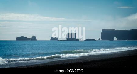 Panorama von Reynisfjara, einem berühmten schwarzen Sandstrand an der Südküste Islands Stockfoto