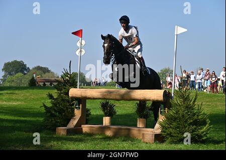 Harry Meade über Cavalier Crystal, Cross Country Phase des CCI-L4* Wettbewerbs, Blenheim Palace International Horse Trials 2021, Blenheim Palace, Woo Stockfoto