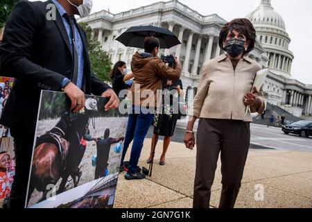 Die Vertreterin der Vereinigten Staaten, Maxine Waters (Demokratin von Kalifornien), trifft am Mittwoch, den 22. September 2021, zu einer Pressekonferenz über die Behandlung haitianischer Einwanderer an der US-Grenze vor dem US-Kapitol in Washington, DC, ein. Kredit: Rod Lampey / CNP/Sipa USA Stockfoto