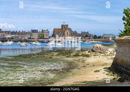 Stadtansicht mit Hafen und Kirche St-Nicolas in Barfleur, Normandie, Frankreich | Stadtbild mit Hafen und St. Nicolas Kirche in Barfleur, No Stockfoto