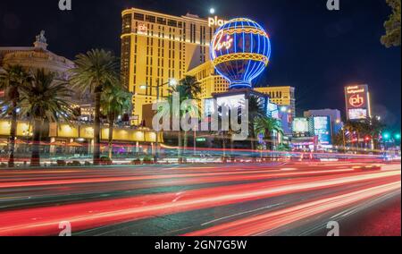 LAS VEGAS, NV - 30. JUNI 2018: Nachtlichter von Autos im Strip. Las Vegas ist ein berühmtes Glücksspielziel. Stockfoto