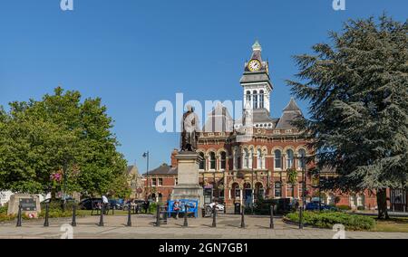 Grantham, Lincolnshire, Großbritannien. Die Guildhall auf dem St. Peters Hill und die Sir Isaac Newton Statue Stockfoto