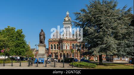 Grantham, Lincolnshire, Großbritannien. Die Guildhall auf dem St. Peters Hill und die Sir Isaac Newton Statue Stockfoto