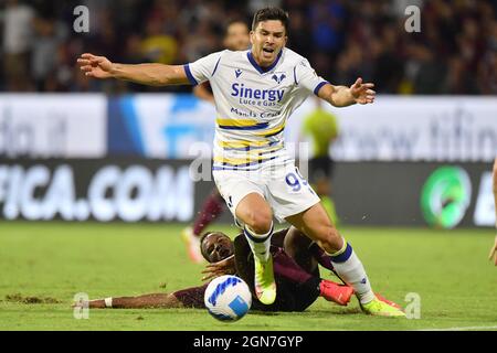 Arechi-Stadion, Salerno, Italien, 22. September 2021, Der Stürmer von Hellas Verona, Giovanni Simeone, wird von Salernitanas Mittelfeldspieler Lassana Coulibaly angegangen Stockfoto