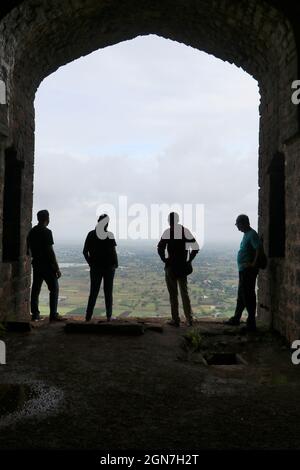 Silhouette bei Manjarsumbha Gadh, Ahmednagar, Maharashtra, Indien Stockfoto