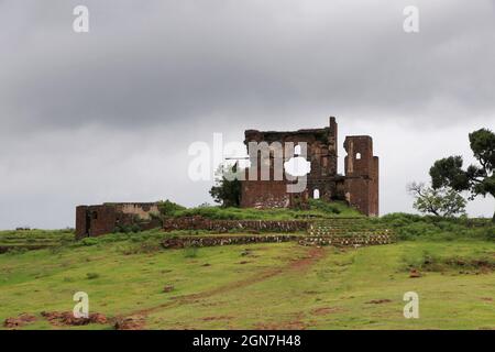 Weitwinkelaufnahme von manjarsumbha Gadh, Ahmednagar, Maharashtra, Indien Stockfoto