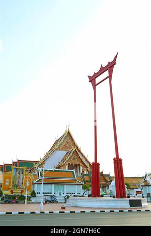 Riesiger Swing namens Sao Ching Cha mit dem Wat Suthat Thepwararam Tempel im Hintergrund, Bangkok Old City, Thailand Stockfoto