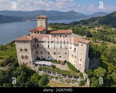 Die Burg von Rocca Borromea in Angera am Lago Maggiore in Italien Stockfoto