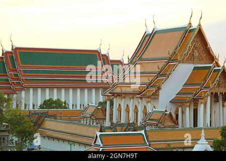 Wunderschöner Blick am Abend auf den buddhistischen Tempel Wat Suthat Thepwararam in der Altstadt von Bangkok, Thailand Stockfoto