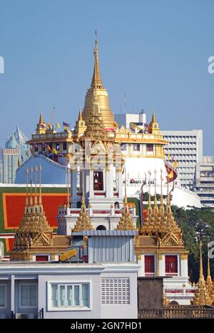 Herrlicher Blick auf Phu Khao Thong (Goldener Berg) mit dem Gipfel des Loha Prasat (Eiserne Burg) im Vordergrund, Bangkok, Thailand Stockfoto