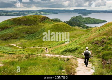 Blick auf Loch Lomond vom West Highland Way in schottland. Ein Wanderer, der auf dem Weg zum See läuft. Stockfoto