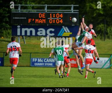 GAA Fußball unter 20 Inter County Spiel Derry (in rot) gegen Fermanagh. ©George Sweeney / Alamy Stockfoto Stockfoto