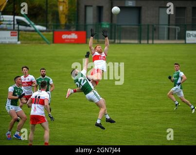 GAA Fußball unter 20 Inter County Spiel Derry (in rot) gegen Fermanagh. ©George Sweeney / Alamy Stockfoto Stockfoto