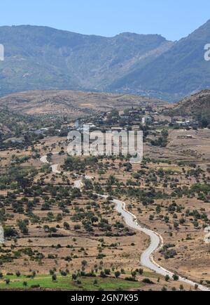 Dorf in einem trockenen Berggebiet des Rif, in der Nähe von Chefchaouen und Oued Laou Dam, Marokko Stockfoto