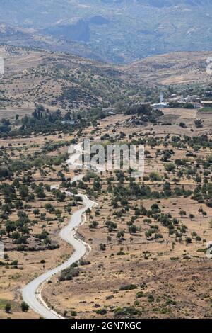 Dorf in einem trockenen Berggebiet des Rif, in der Nähe von Chefchaouen und Oued Laou Dam, Marokko Stockfoto